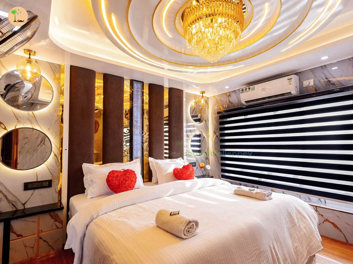 Two Bedroom Ultra Premium Houseboat with Upper Deck FIY02