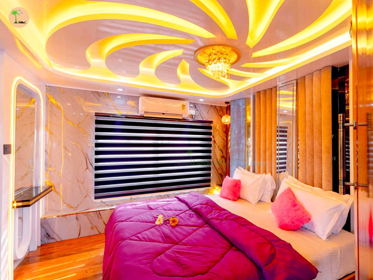 Two Bedroom Ultra Premium Houseboat with Upper Deck FIY02
