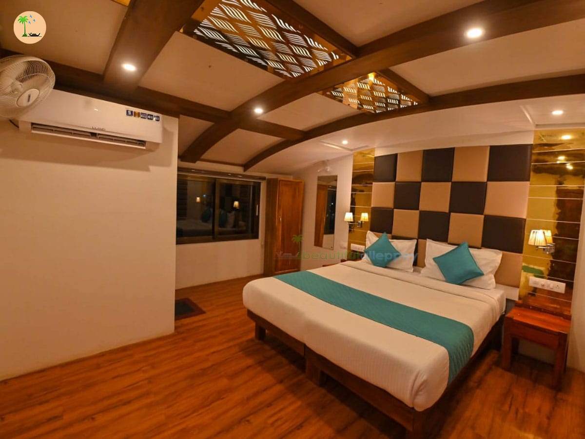 Six Bedroom Luxury Houseboat with Upper Deck IND06
