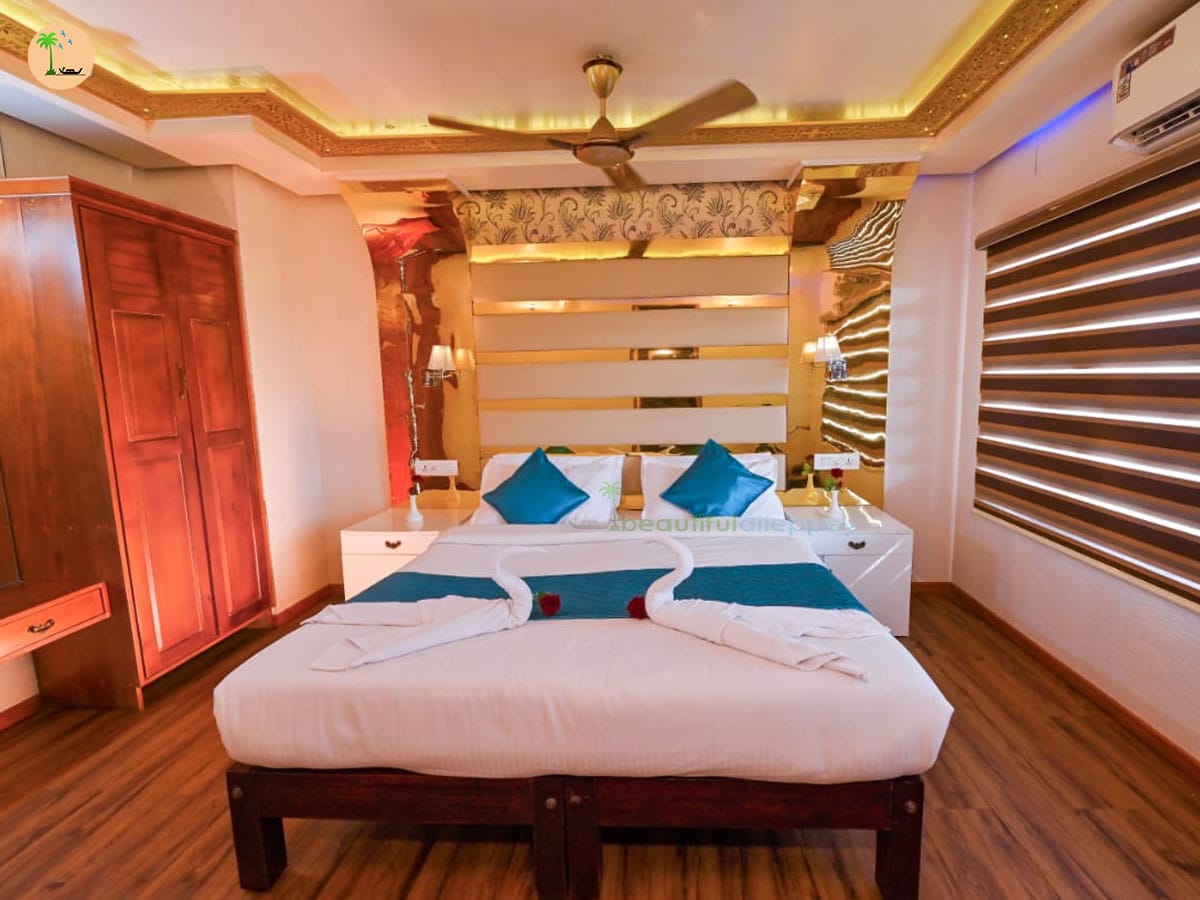 Six Bedroom Luxury Houseboat with Upper Deck IND06