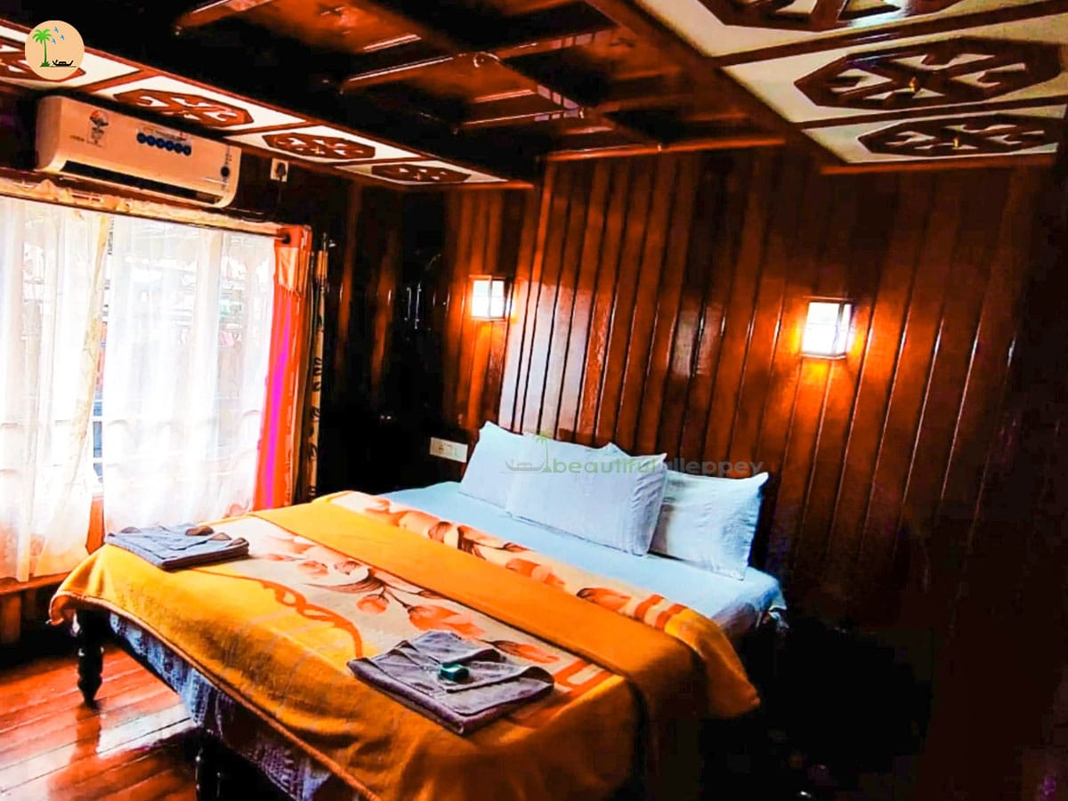 Deluxe Houseboat Alleppey