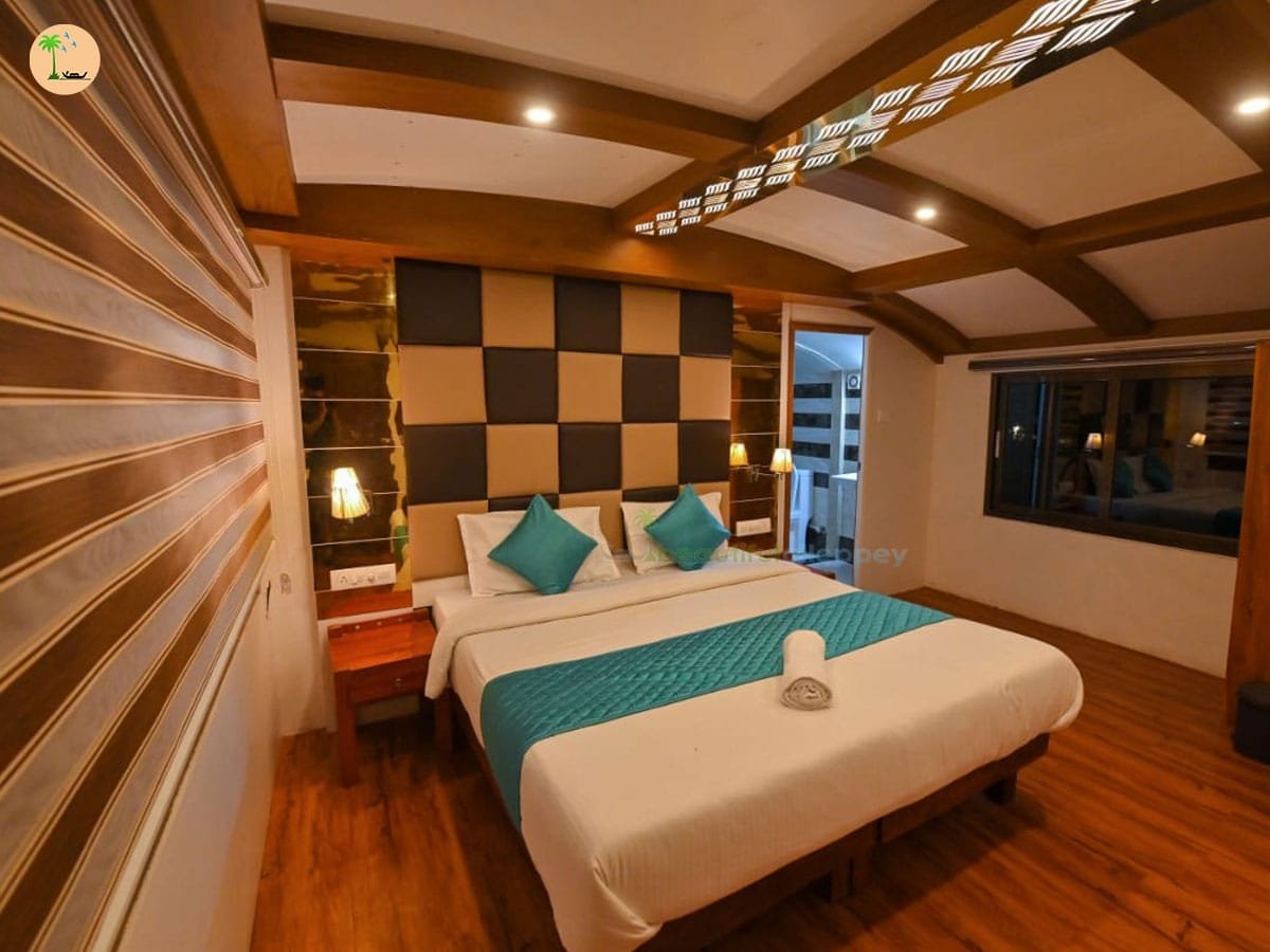 Six Bedroom Luxury Houseboat with Upper Deck IND06