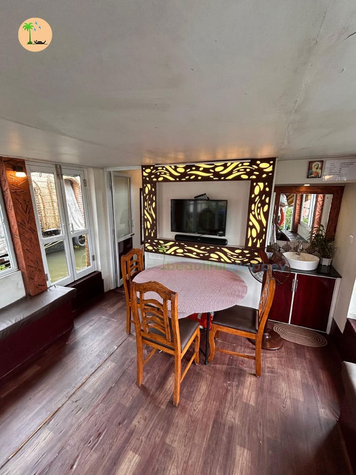 One Bedroom Deluxe Houseboat with upper deck DYNA01
