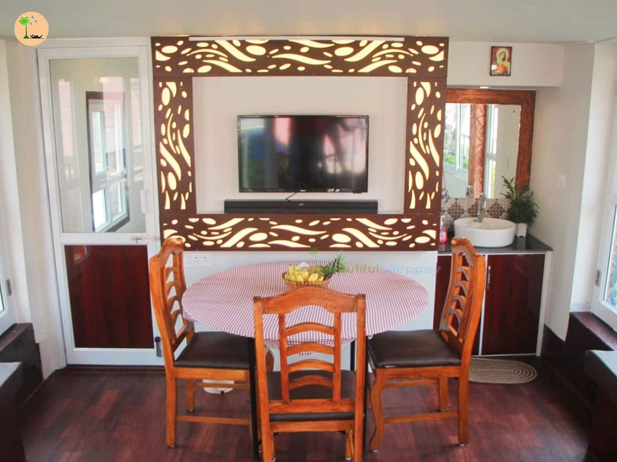 One Bedroom Deluxe Houseboat with upper deck DYNA01