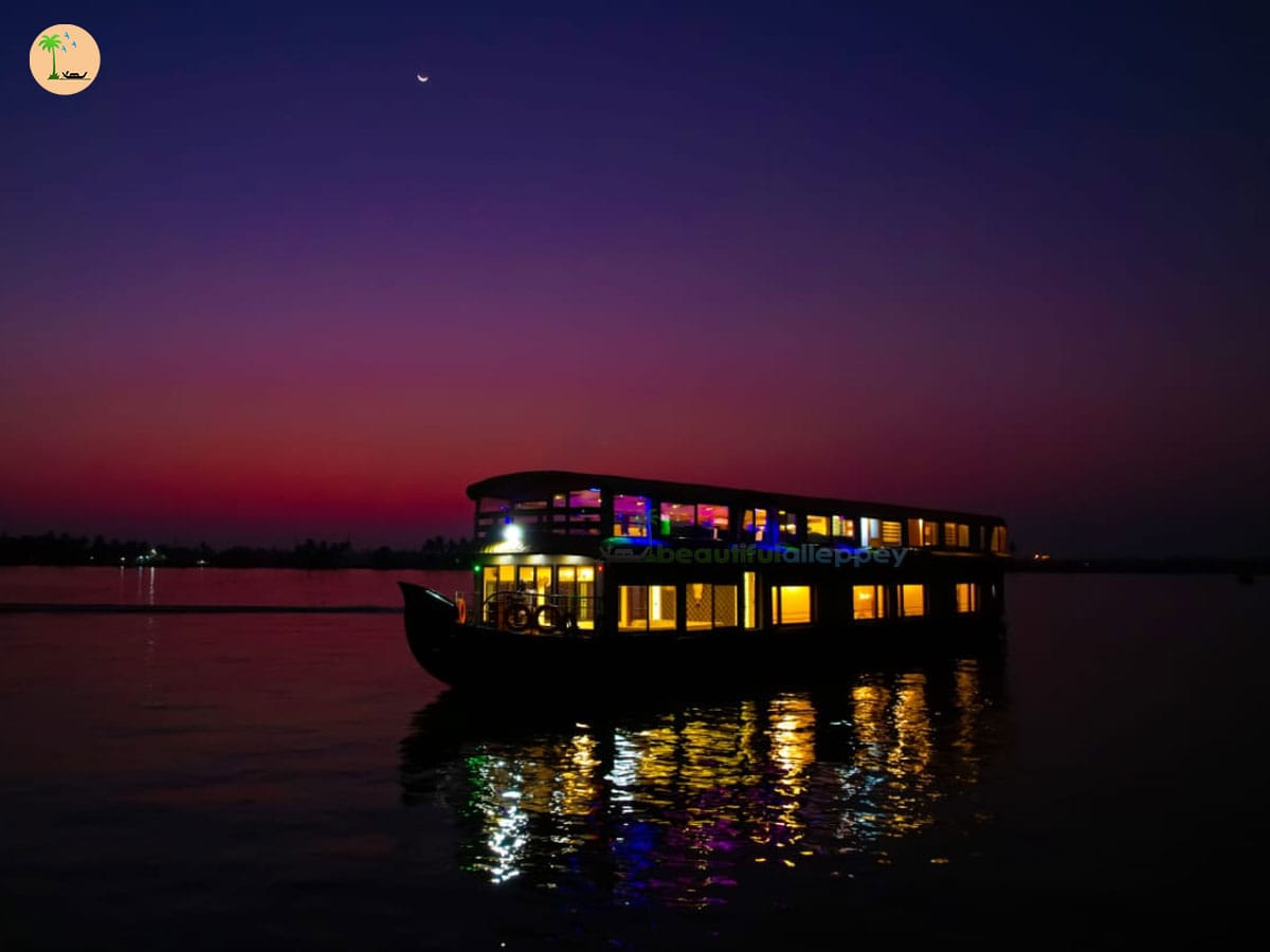 Six Bedroom Luxuey houseboat