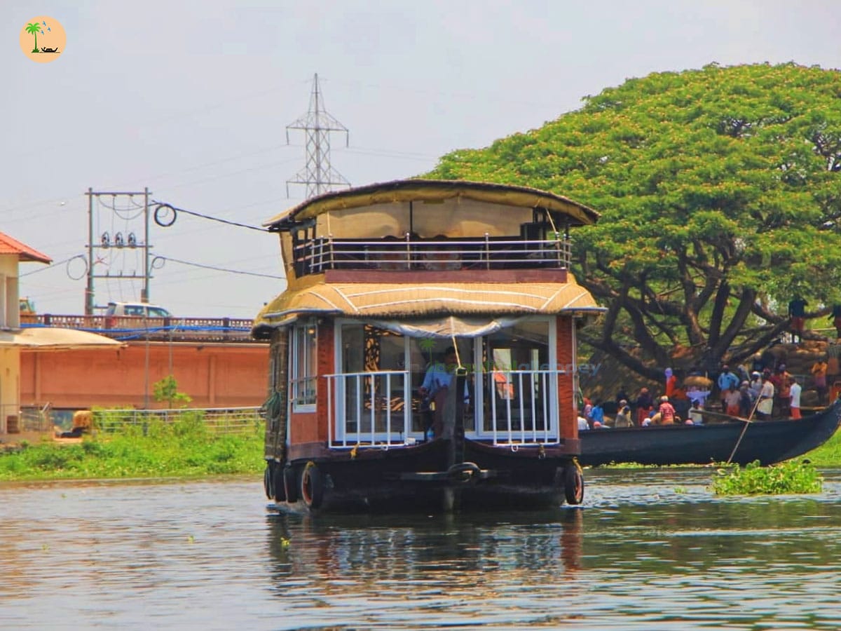 One Bedroom Deluxe Houseboat with upper deck DYNA01