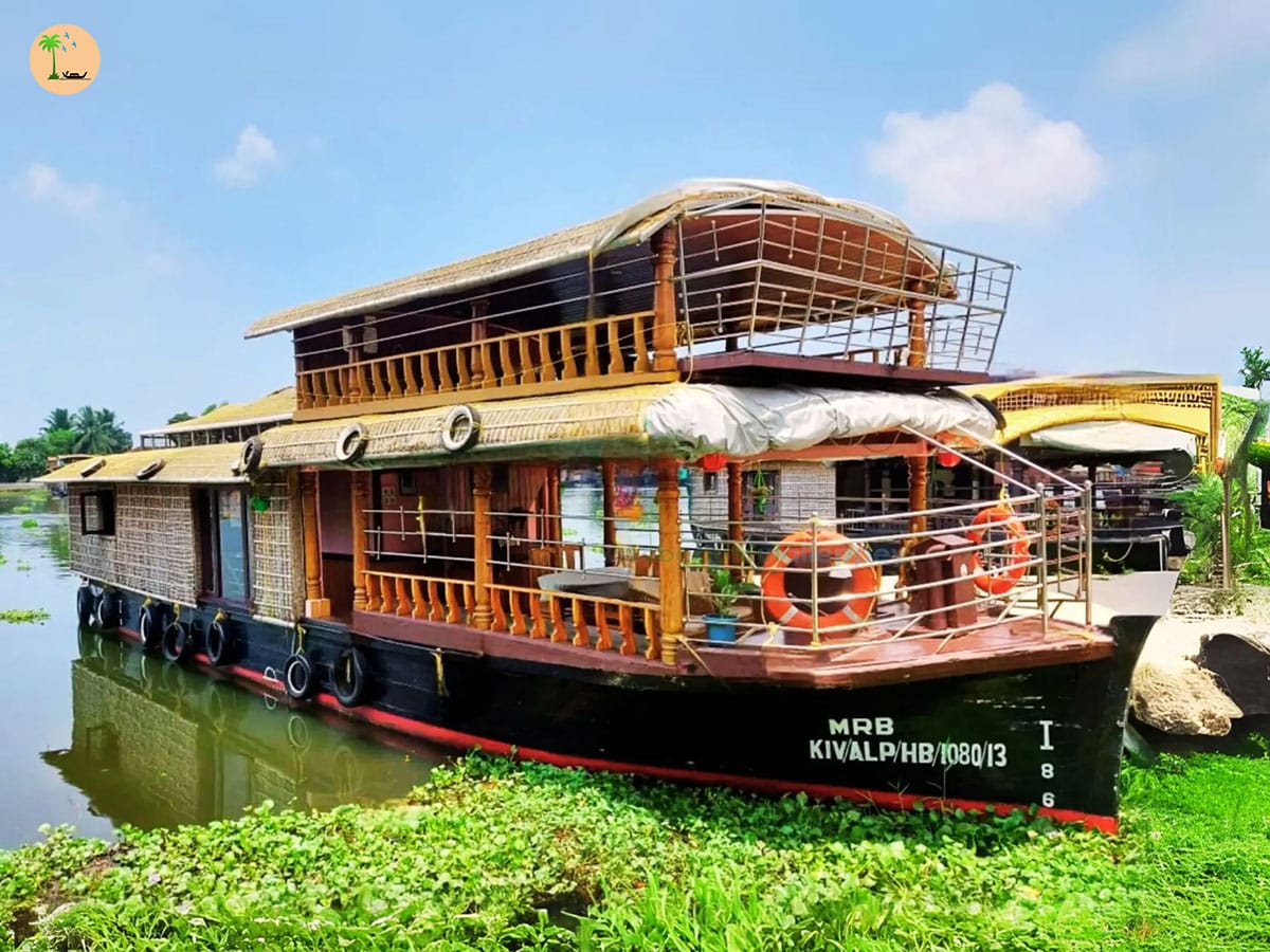 One Bedroom Deluxe Houseboat with upper deck Hbcode: MRB01