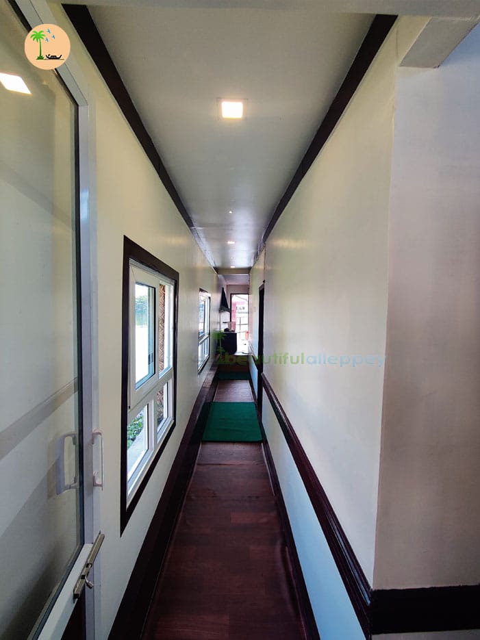 One Bedroom Deluxe Houseboat with upper deck DYNA01