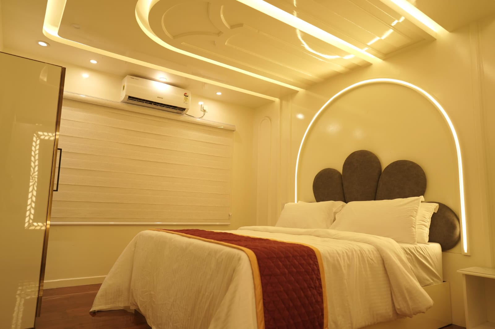 Five Bedroom Premium Houseboat with upper deck KINGS05