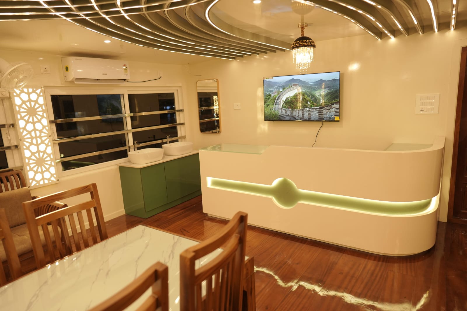 5 bedroom upper deck houseboat