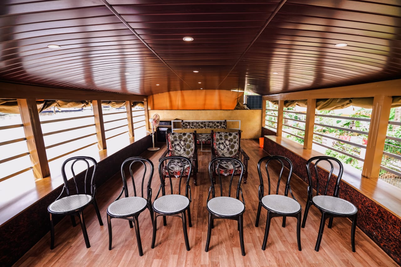 Two Bedroom Premium Houseboat with upper deck Hbcode: GAL02
