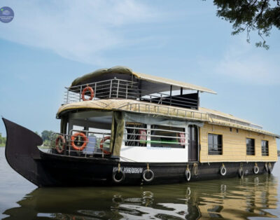 Three Bedroom Deluxe Houseboat with upper deck BNU03U