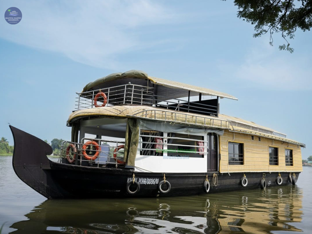 Three Bedroom Deluxe Houseboat with upper deck BNU03U