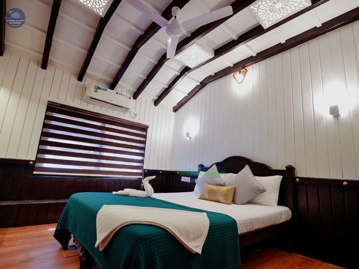 Three Bedroom Deluxe Houseboat with upper deck BNU03U