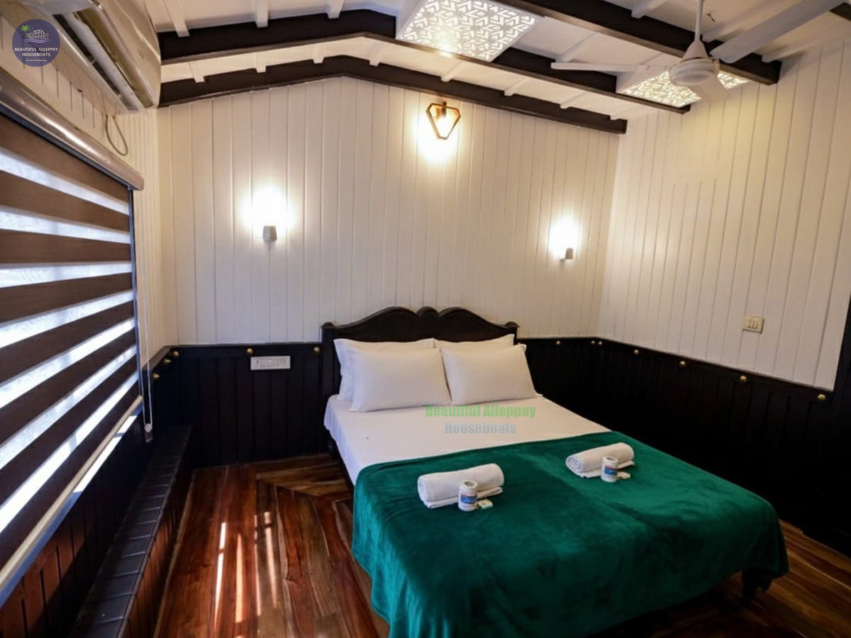 Three Bedroom Deluxe Houseboat with upper deck BNU03U