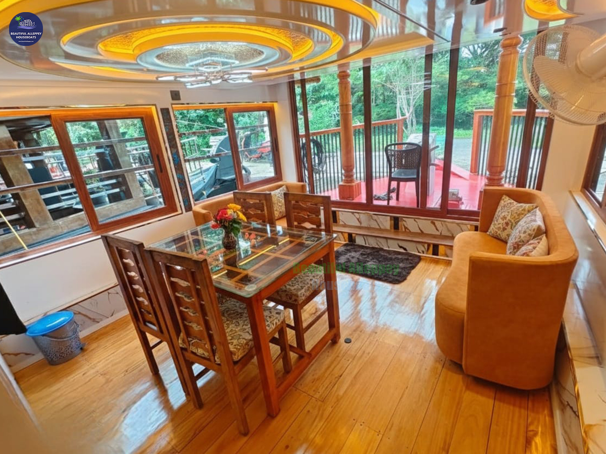 1 bedroom houseboat with glass covered dining area