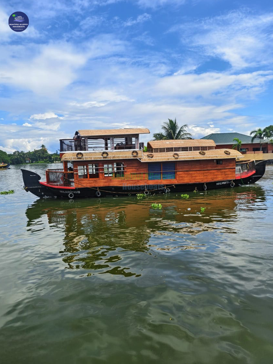 1 Bedroom premium houseboat with upper deck for a beautiful honeymoon experience