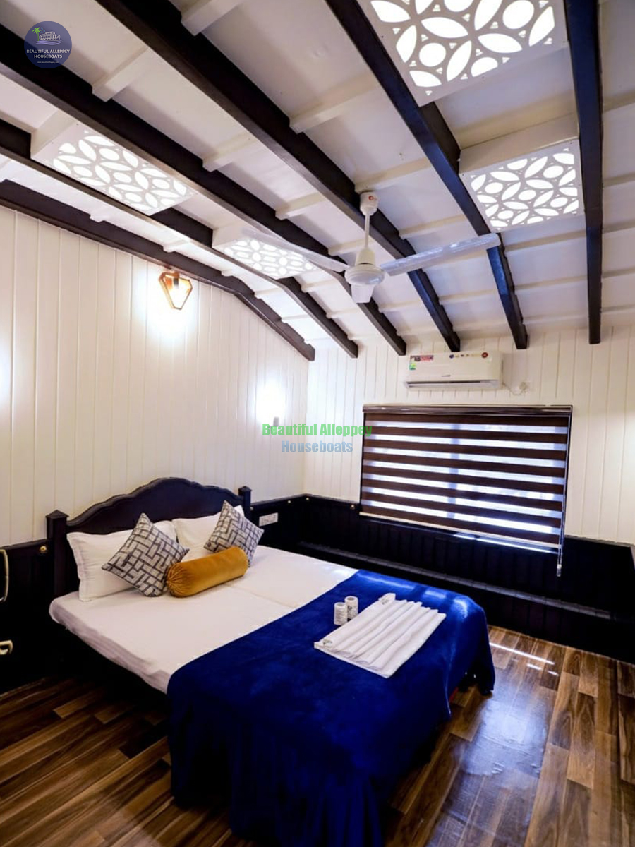Three Bedroom Deluxe Houseboat with upper deck BNU03U