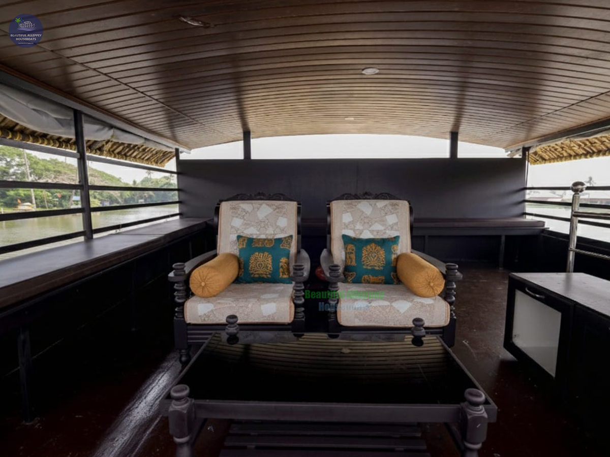 Three Bedroom Deluxe Houseboat with upper deck BNU03U